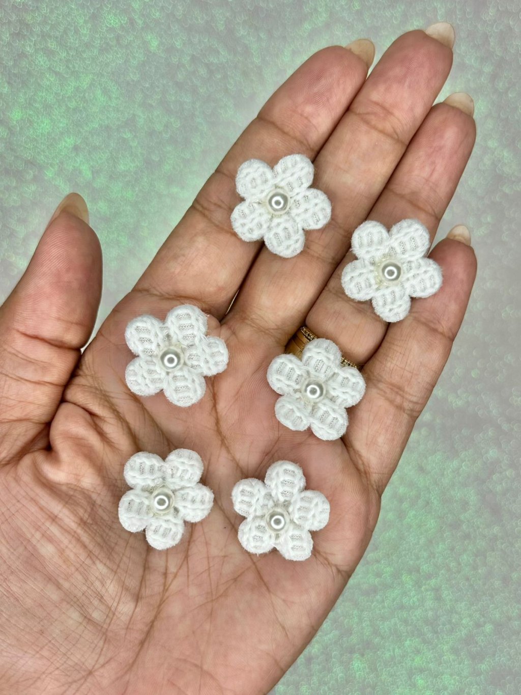 Aplique Flor Tricô com Pérola Mili Ref:33701 BRANCO 25mm 06und