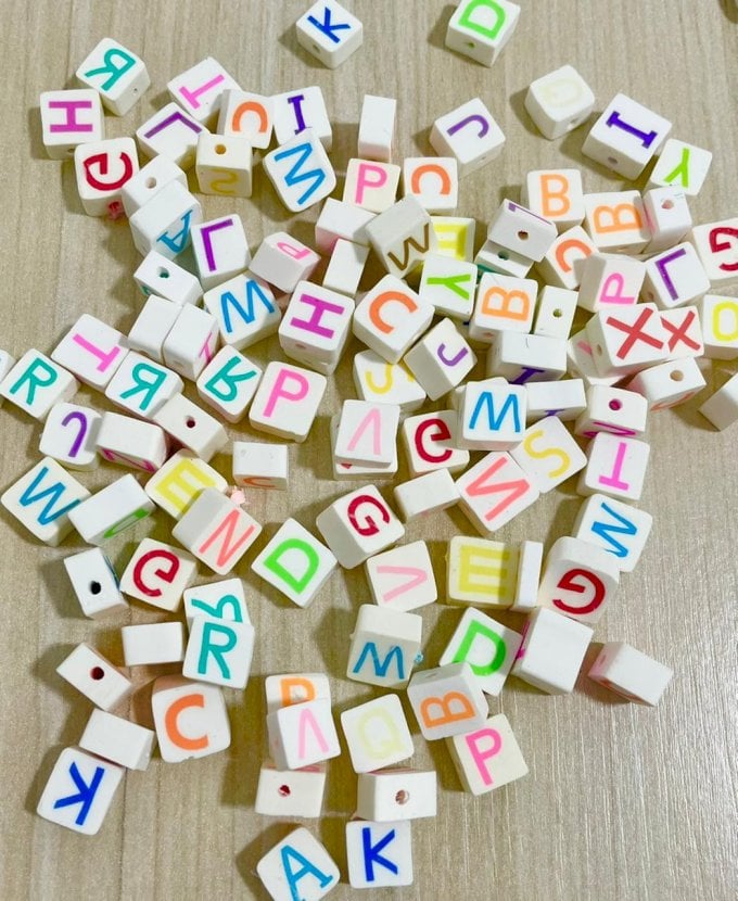 Miçanga Letras Quadrada emborrachada BRANCA 10mm 25und