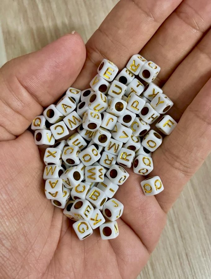 Miçanga Letras Quadrada BRANCA/OURO 6mm 20g