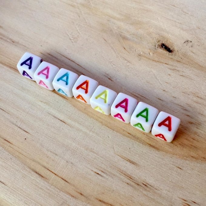 Miçanga Letras(VOGAL A) Quadrada Limport BRANCO/COLOR 6mm 20g