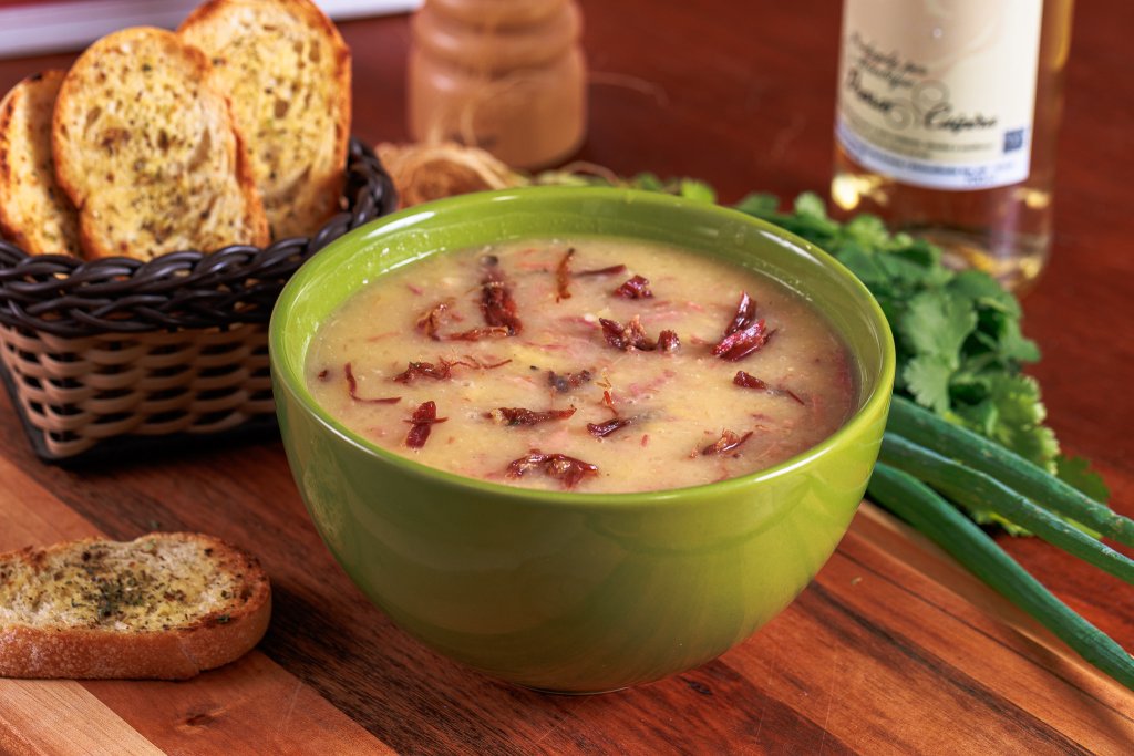 Caldo de mandioca com carne seca 