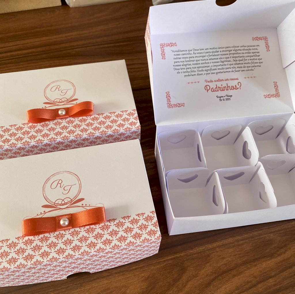 Caixa para Lembrancinha ou convidar Padrinhos (Lembrança-01) 6 forminhas p/ doces