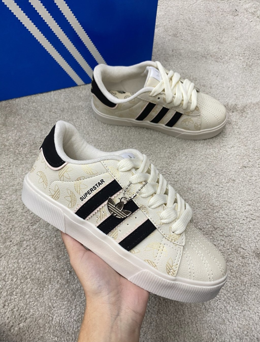 Adidas super star com símbolos 