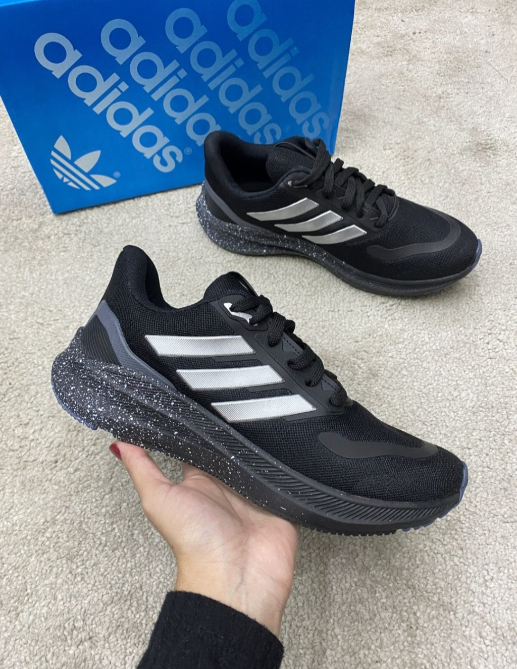 Adidas com sola pintinhas 