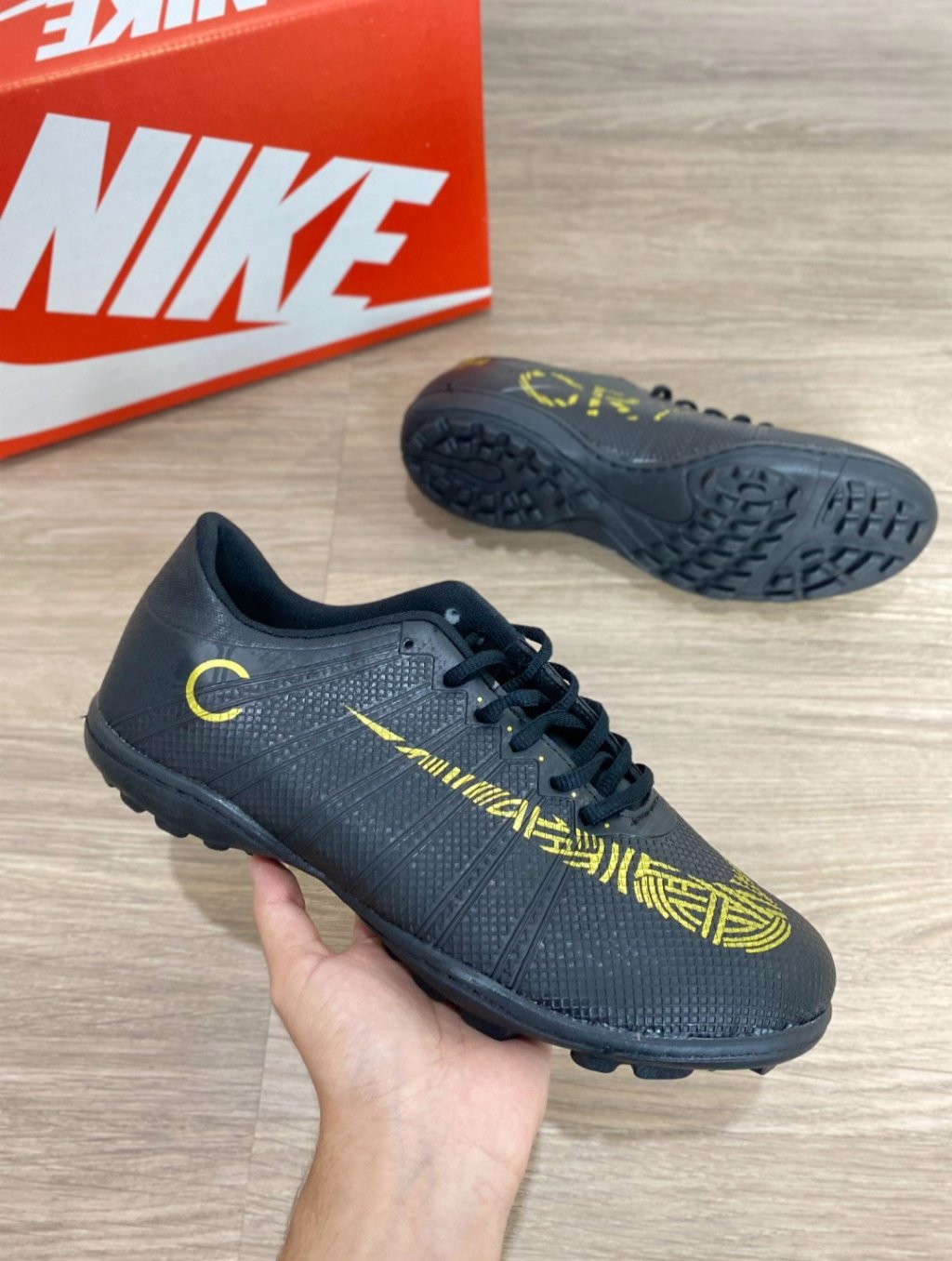 Chuteira Nike society 