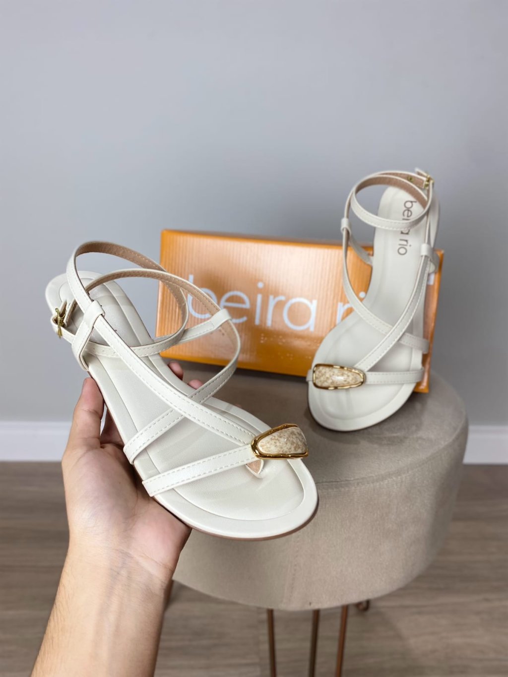 Sandalia Beira Rio tiras pedra no dedo 