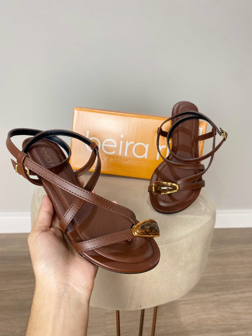 Sandalia Beira Rio tiras pedra no dedo 