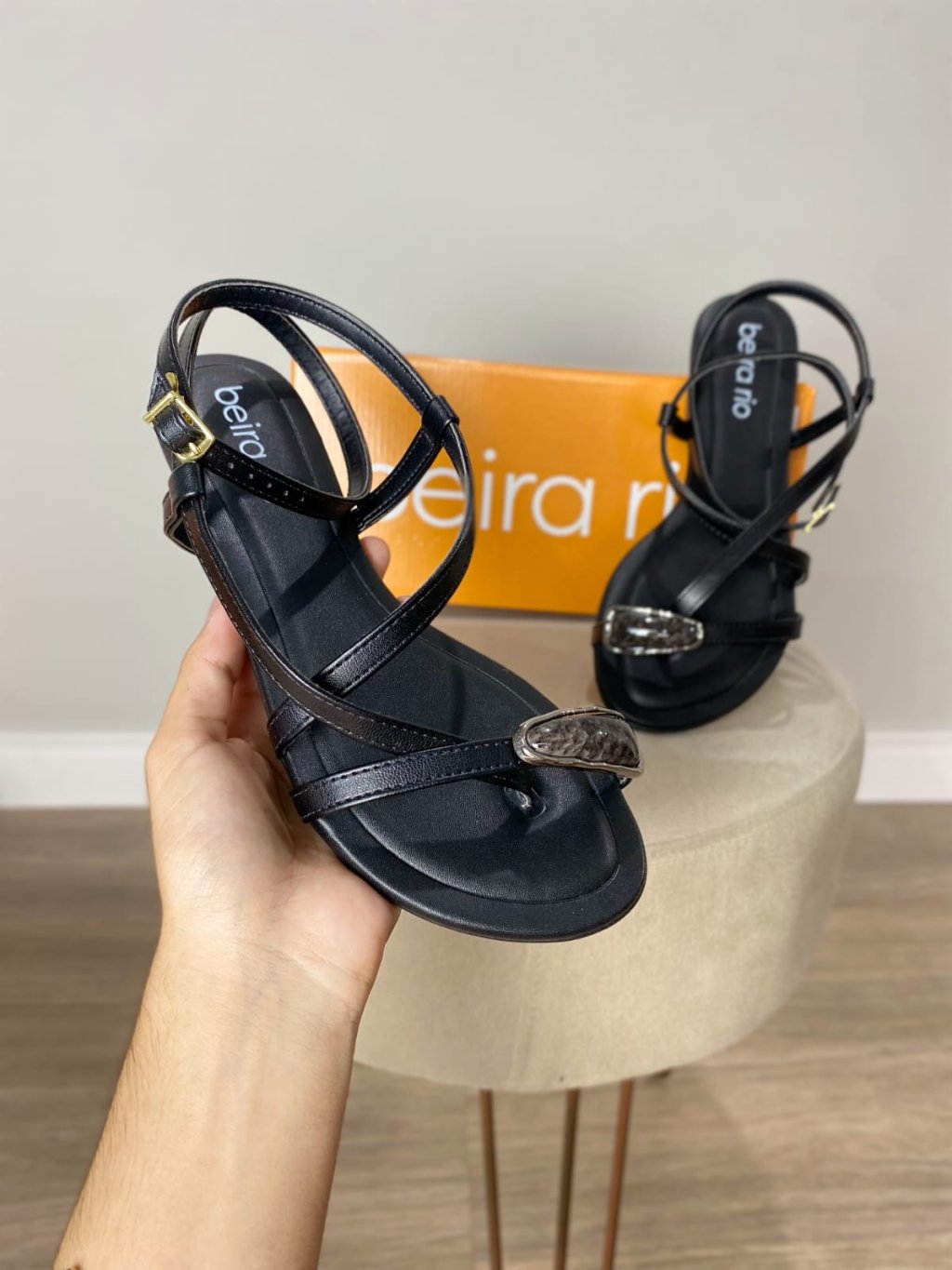 Sandália Beira Rio tiras pedra no dedo