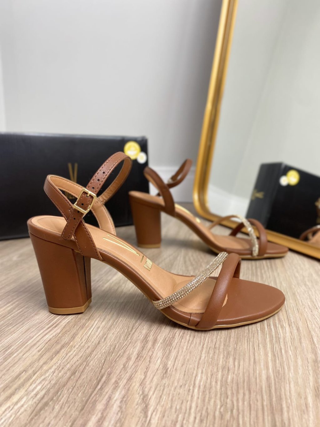 Salto 8cm tiras de glitter e lisa vizzano 