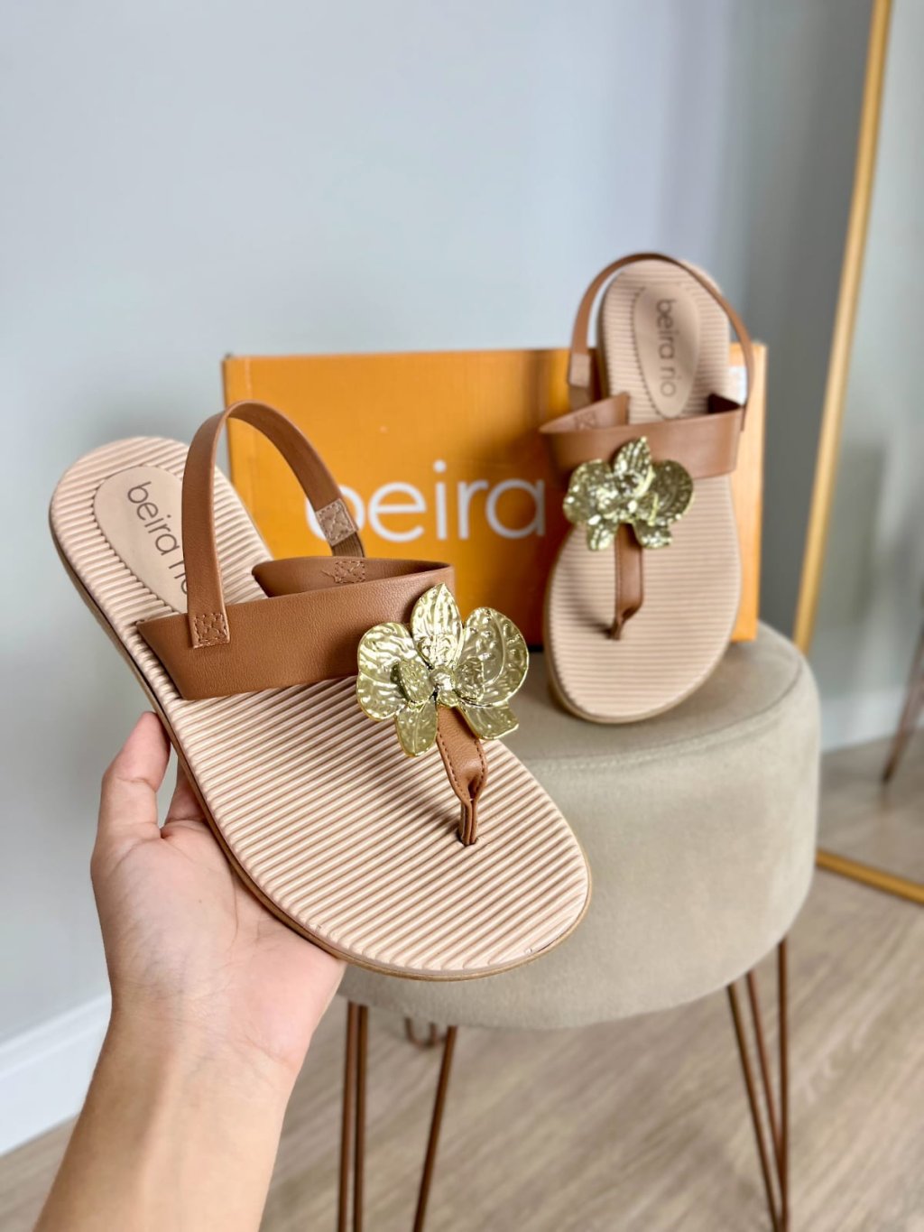 Sandália Beira Rio, flor ouro 