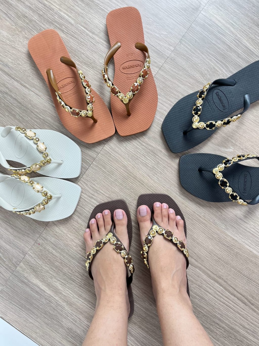 Chinelo feminino corrente marrom 