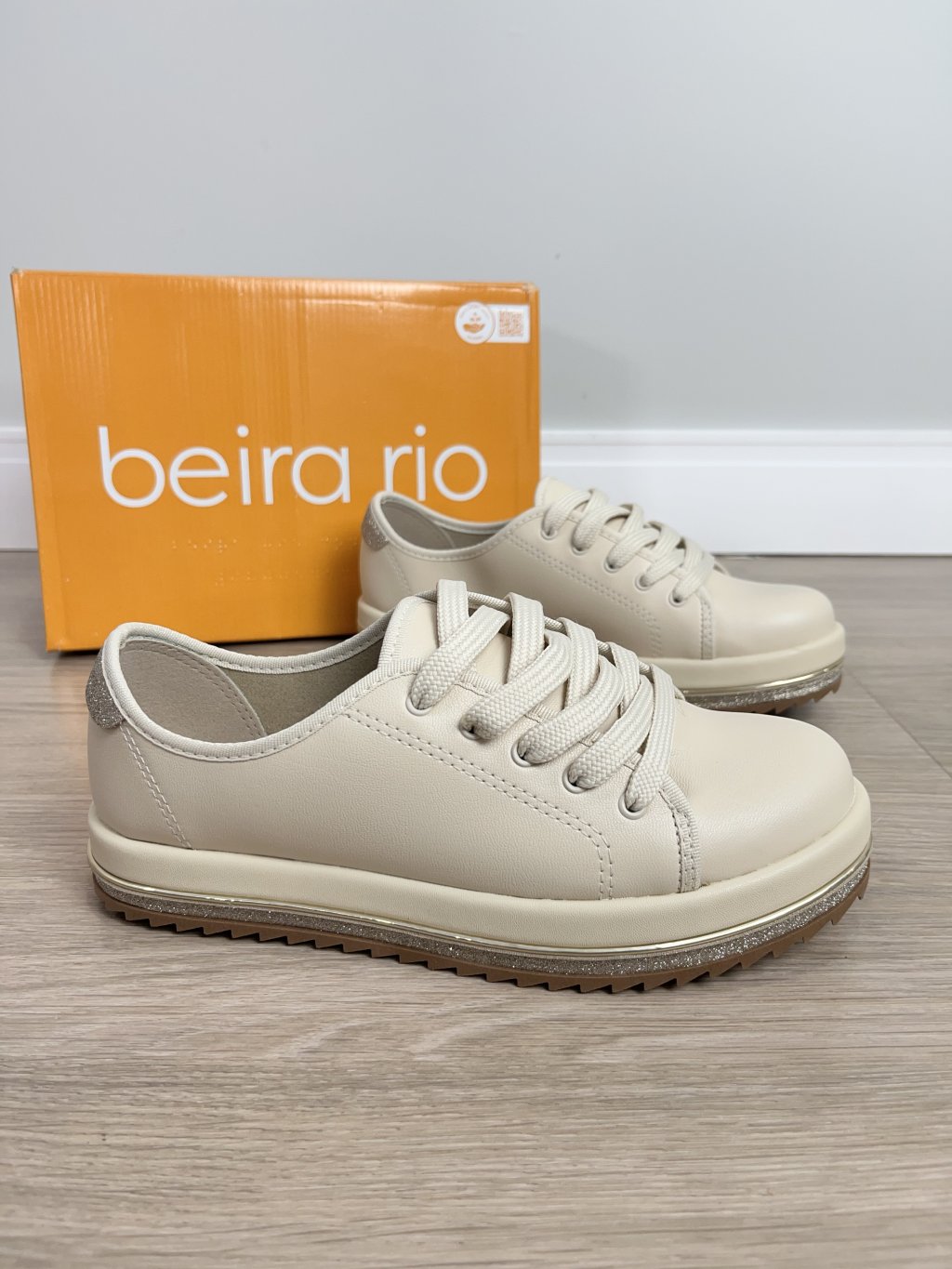 Tênis Beira Rio brilho atras 