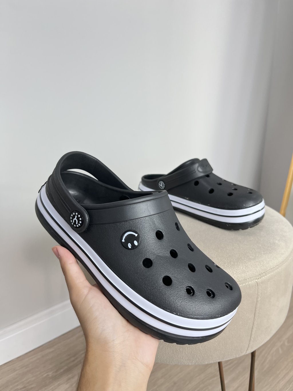 Crocs sorrindo 