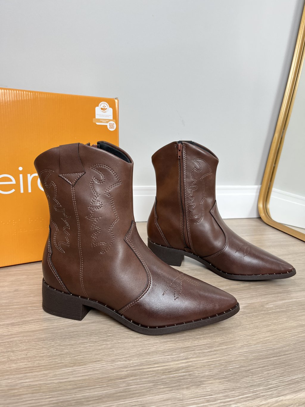 Bota texana desenhada beira rio
