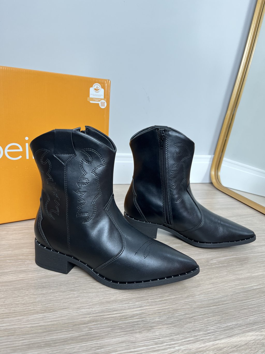 Bota texana desenhada beira rio