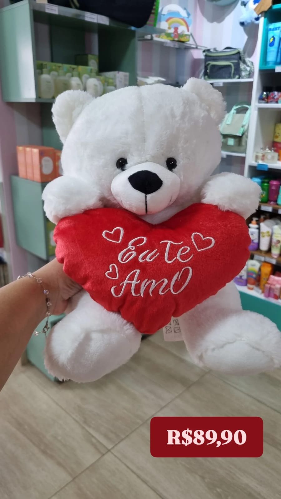 URSO BRANCO COM CORAÇÃO VERMELHO