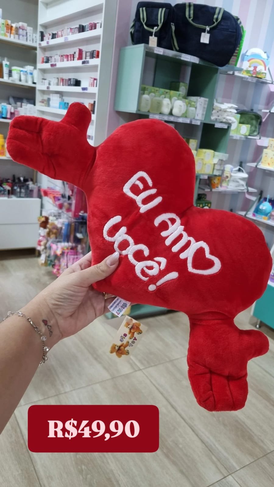 PELÚCIA CORAÇÃO COM BRAÇOS: EU TE AMO