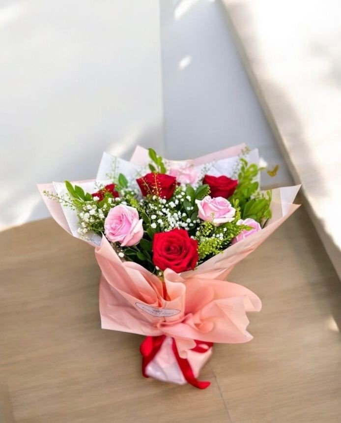 RAMALHETE BICOLOR COM 8 ROSAS (1889)