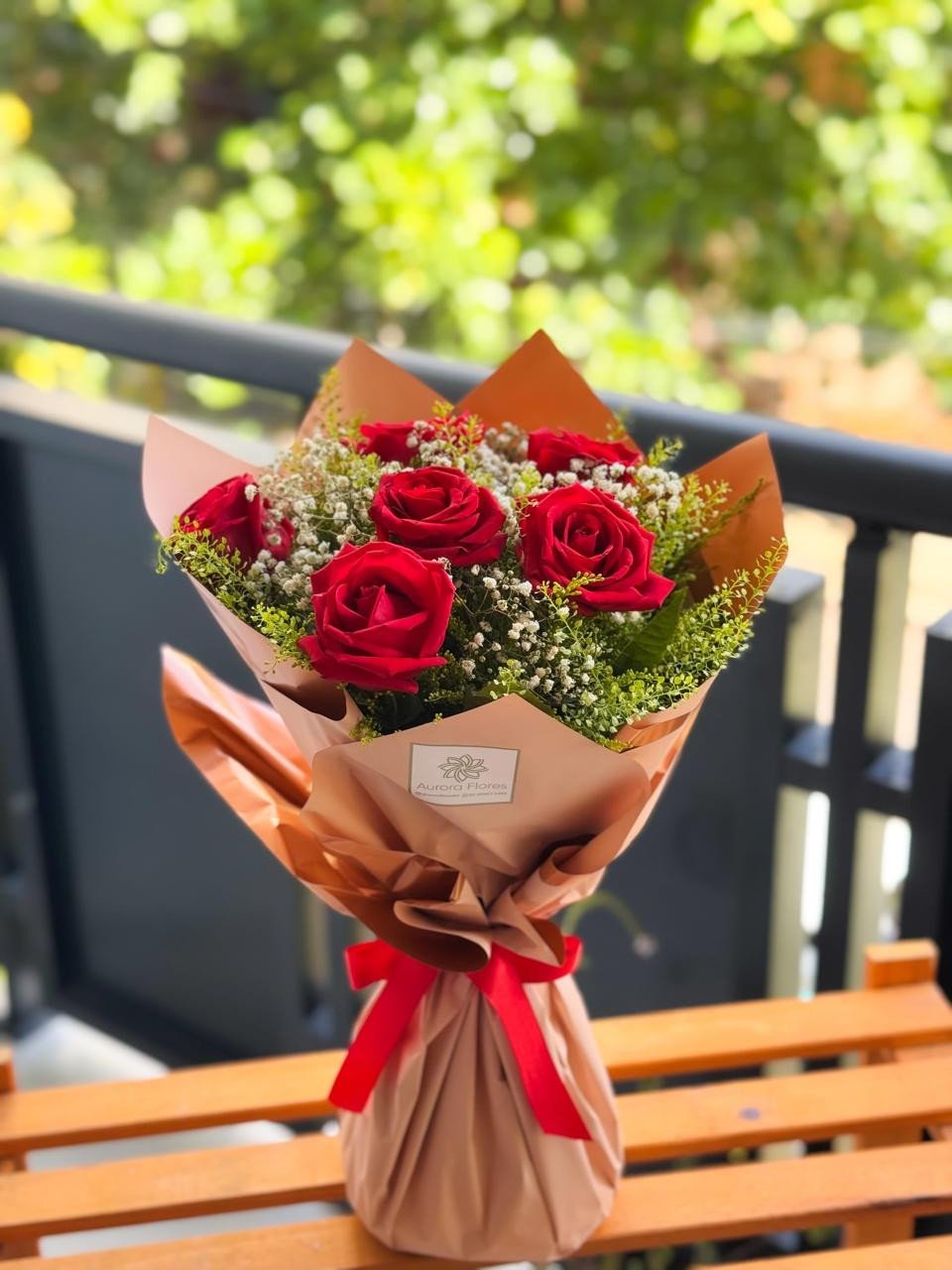 RAMALHETE COM 6 ROSAS VERMELHAS (1827)