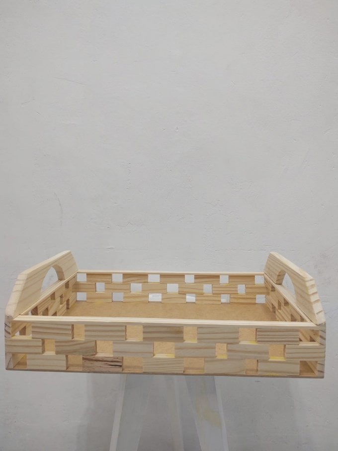 BANDEJA DE MADEIRA COM ALCA DE MADEIRA GRANDE