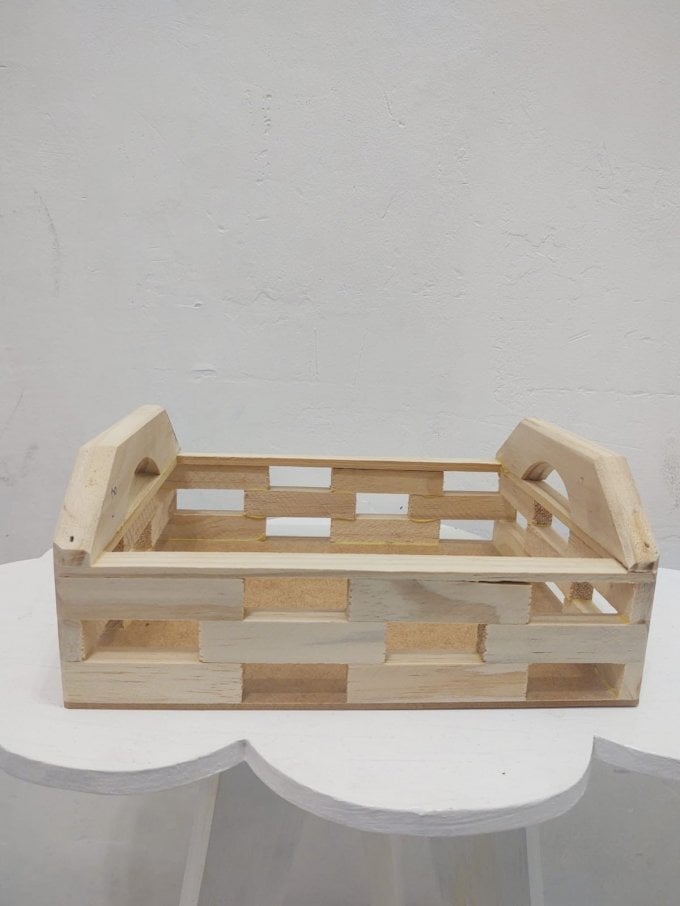 BANDEJA DE MADEIRA COM ALCA DE MADEIRA PEQUENA