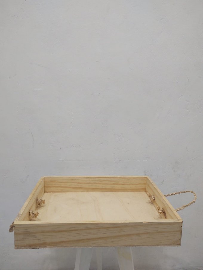 BANDEJA MADEIRA COM ALCA DE CORDA 38X28X5,5CM