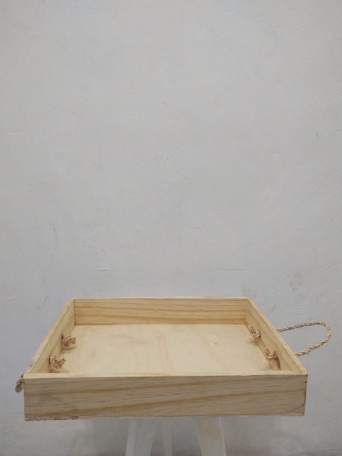 BANDEJA MADEIRA COM ALCA DE CORDA 38X28X5,5CM