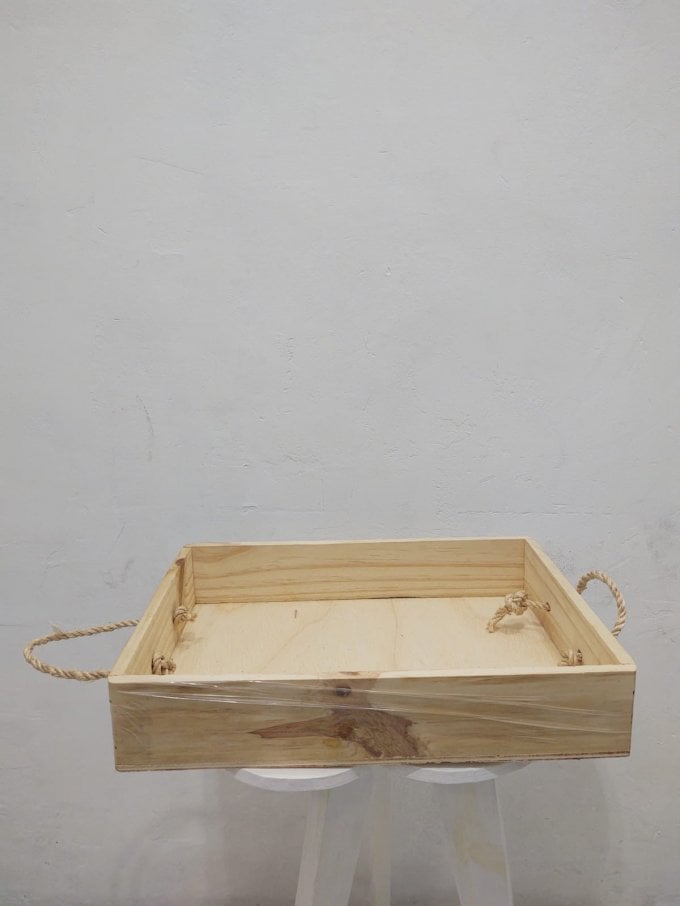 BANDEJA MADEIRA COM ALCA DE CORDA 33X25X5,5CM