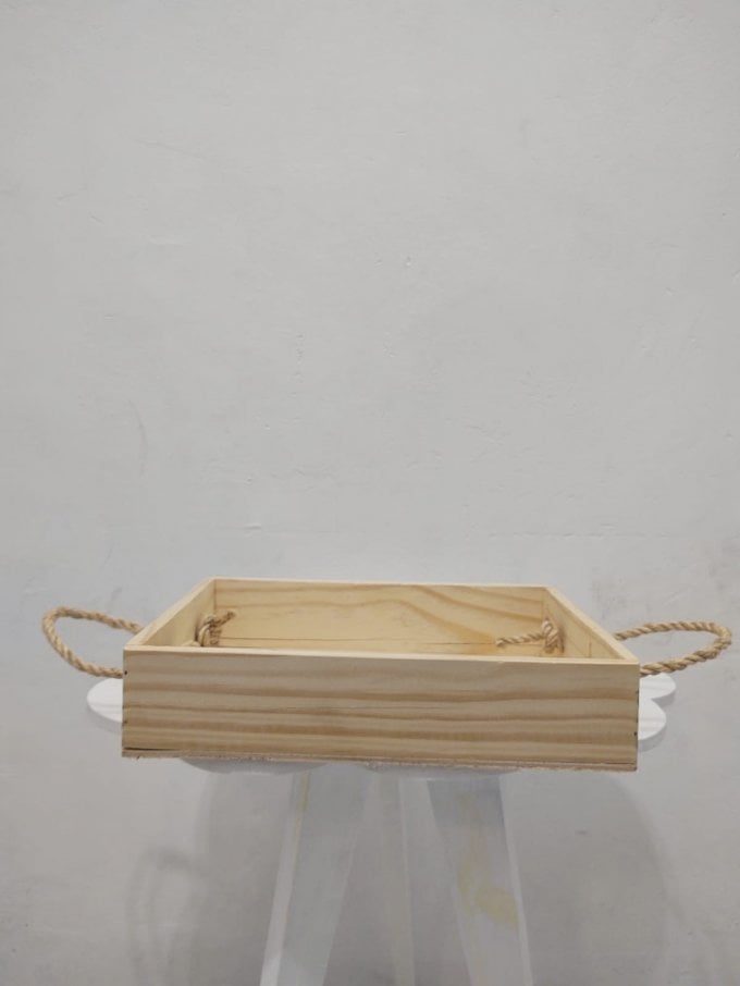 BANDEJA MADEIRA COM ALCA DE CORDA 30X22X5,5CM