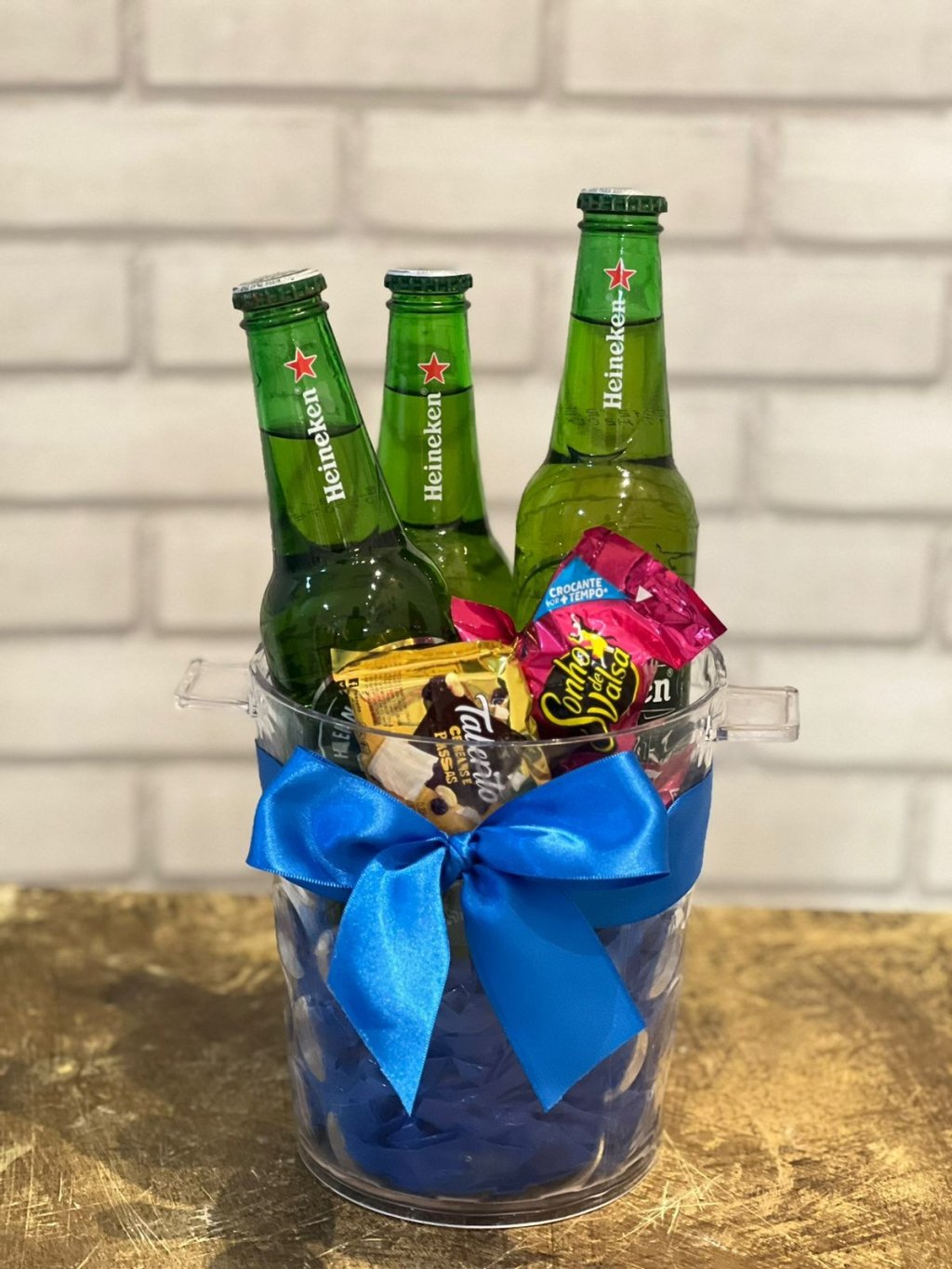 Balde com Cerveja e chocolate.