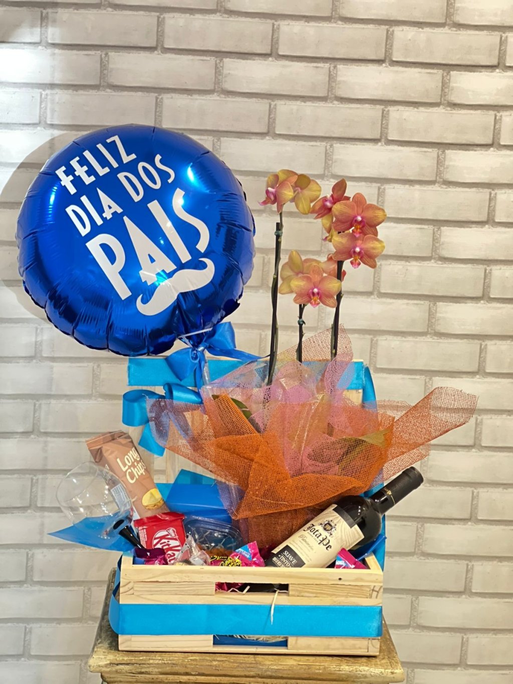 Baú com Vinho e flores.