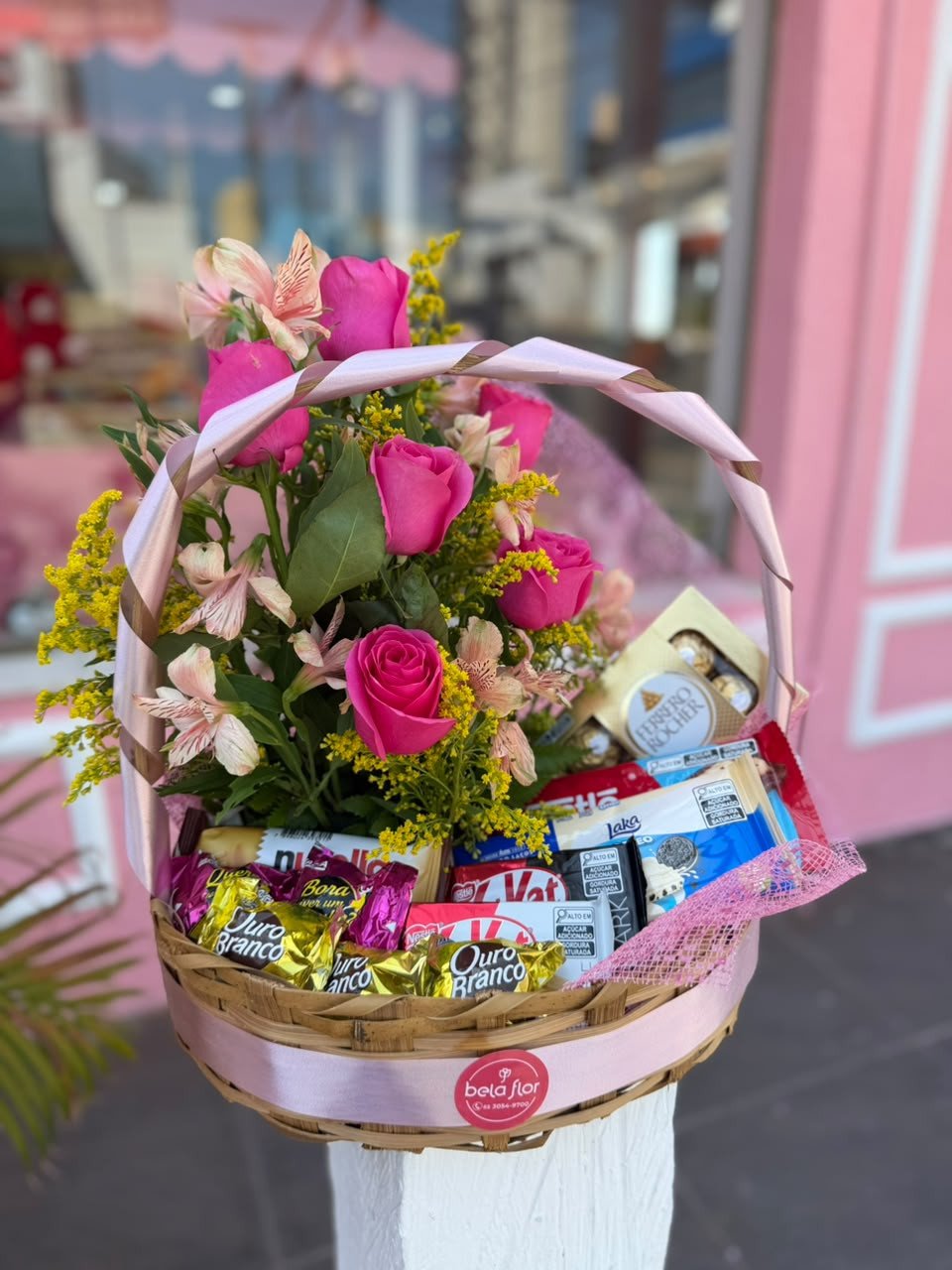 Cesta Prazer de Chocolate com flores 