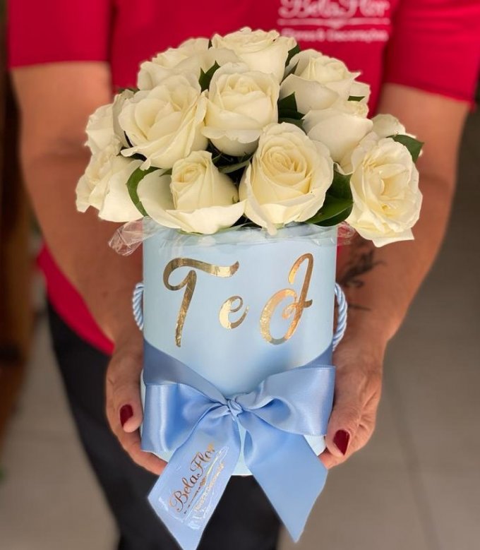 Bac à Fleurs com Rosas Brancas