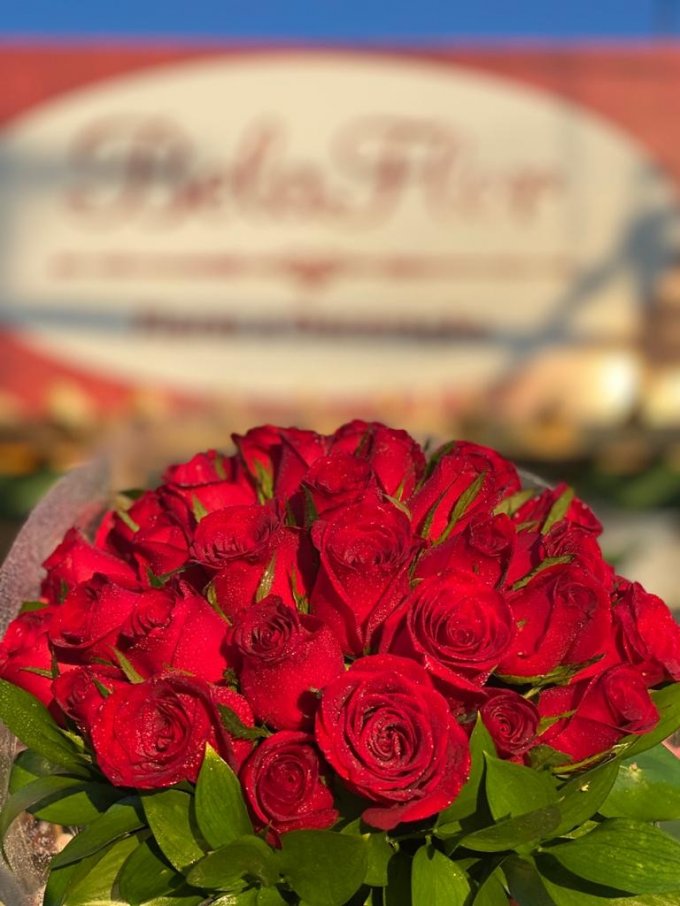 Buque com 30 rosas e folhagens