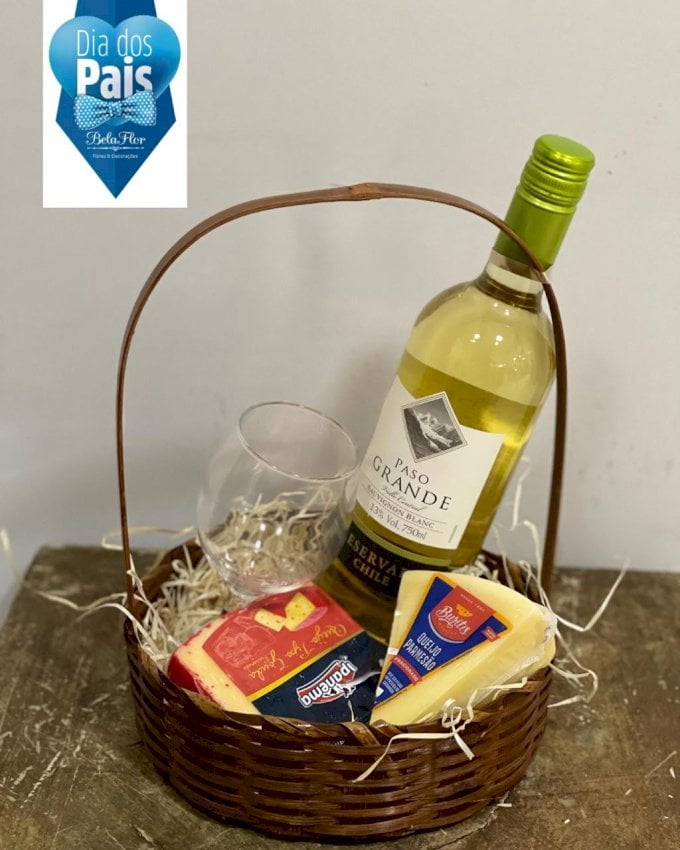 Cesta de Queijos e Vinho.
