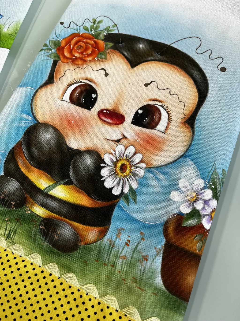 Abelhinha fofa com flores 