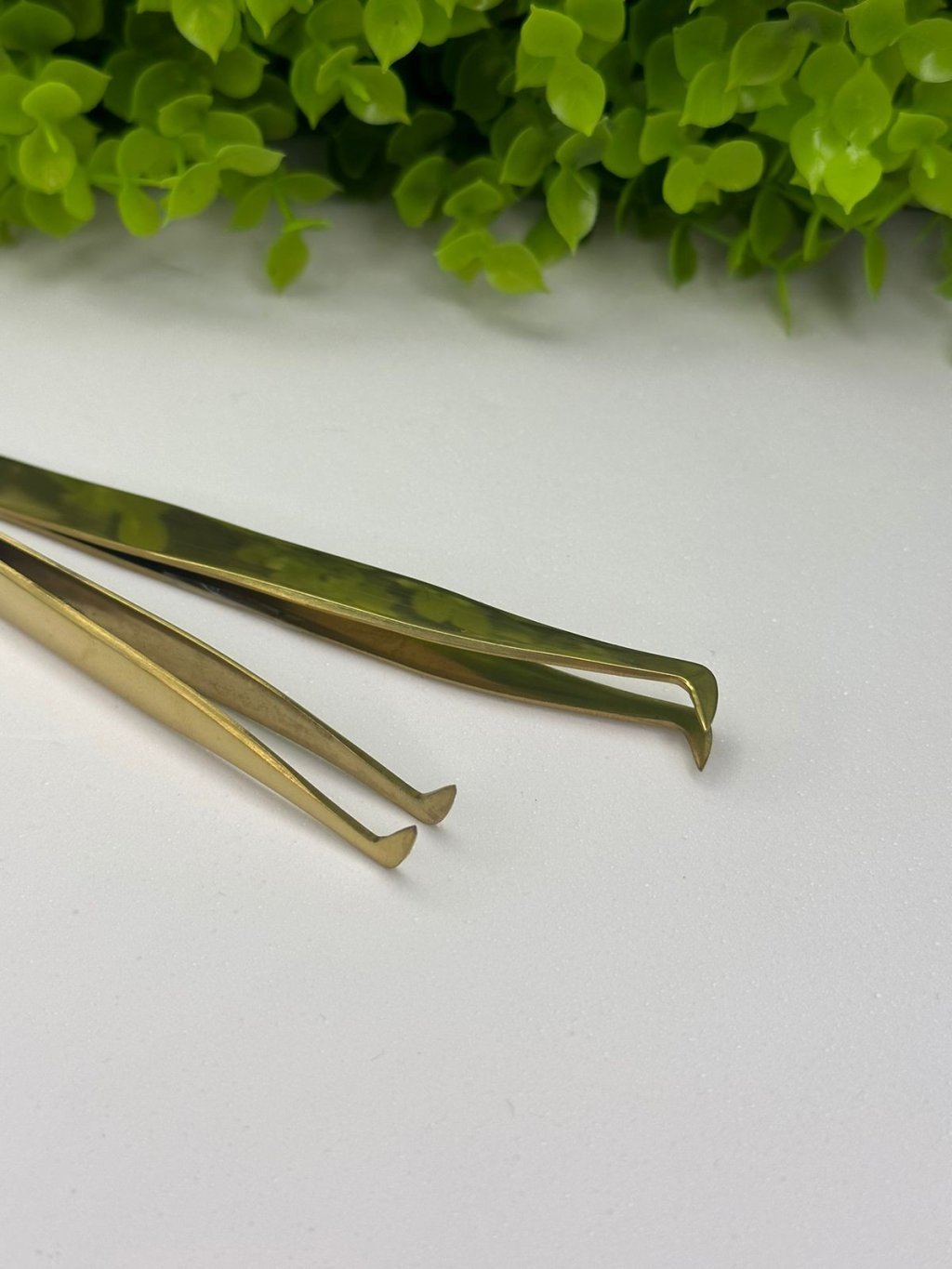Pinça cilios Nail tools curva dourada