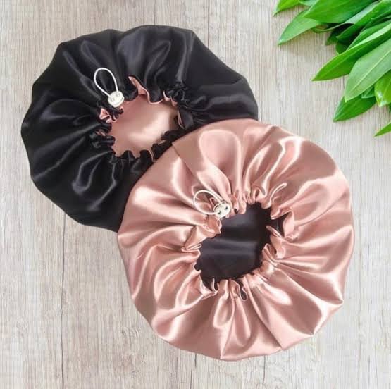 Touca de cetim regulável 