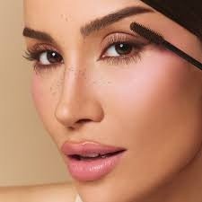 Mascara marrom para cilios boca rosa