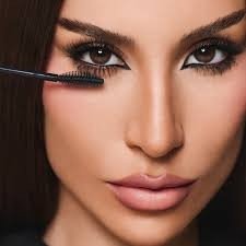 Mascara preta boca rosa 