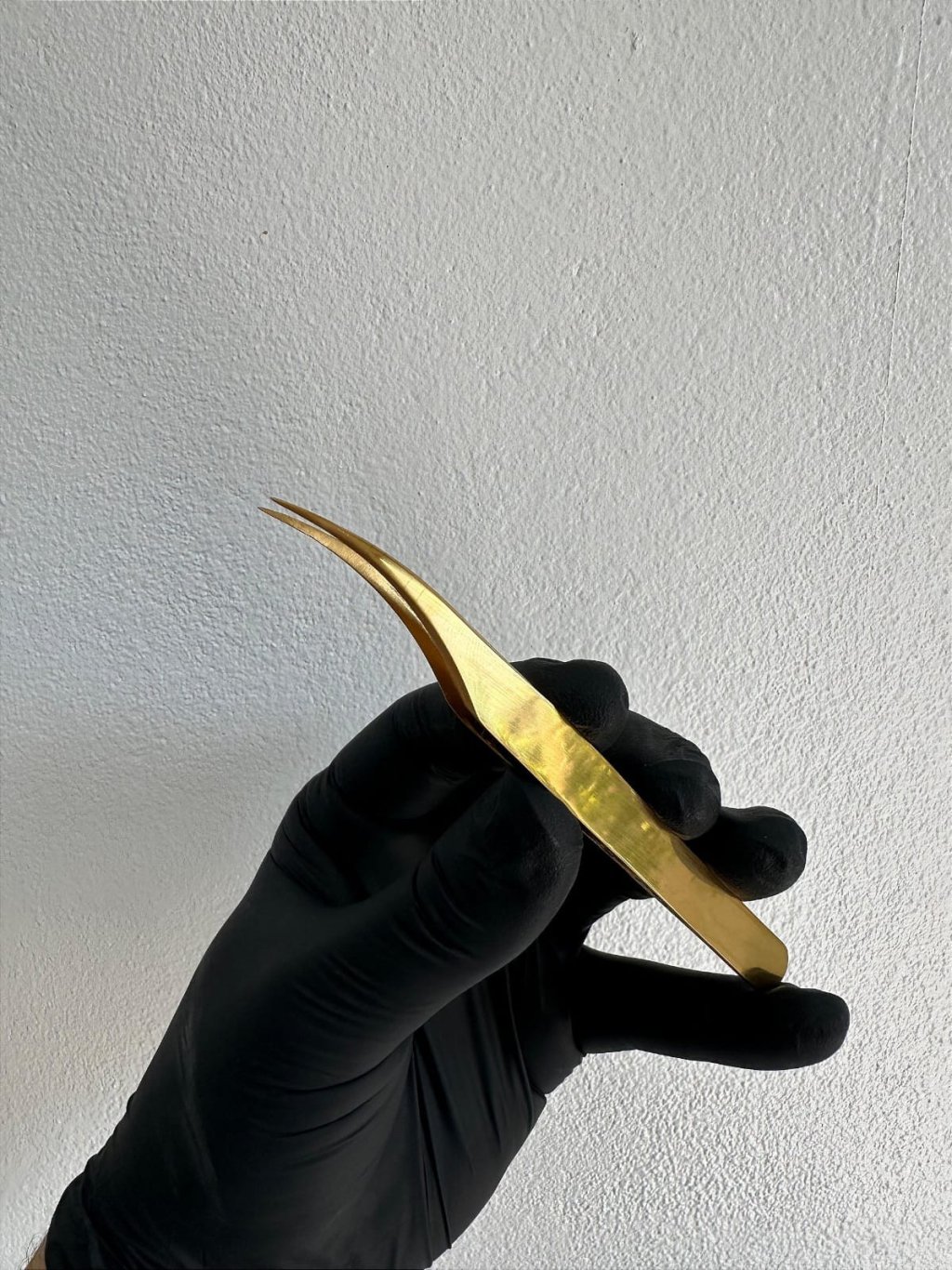 Pinça cilios fada clor golfinho dourada