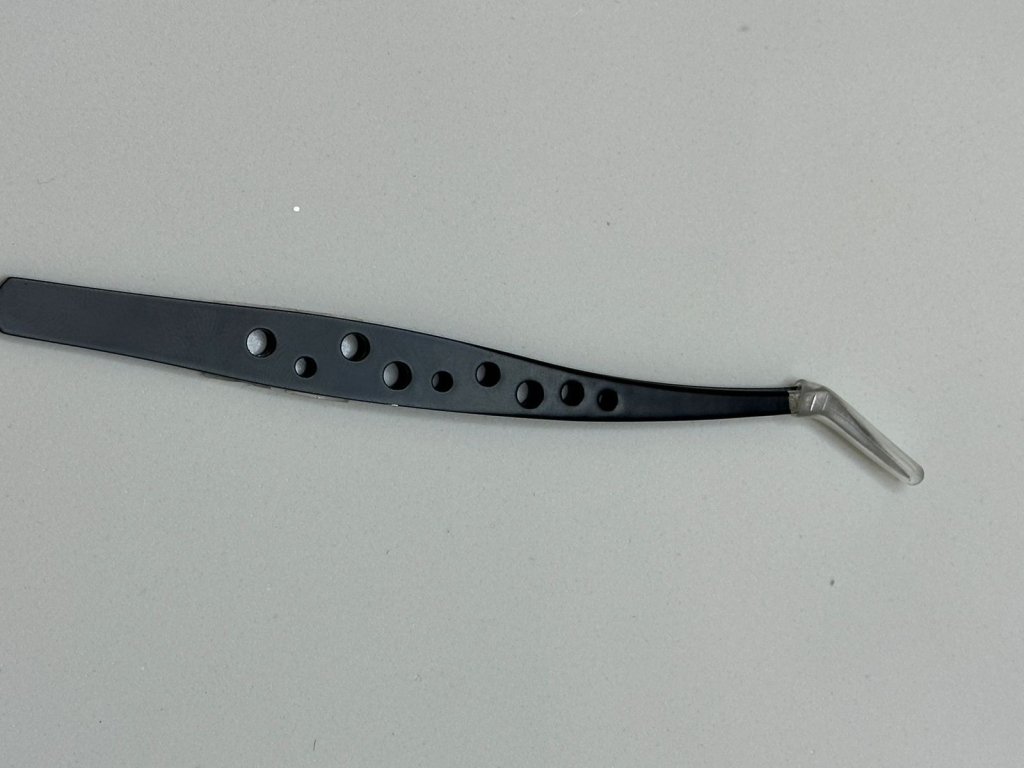 Pinça cilios zola curva preta vazada