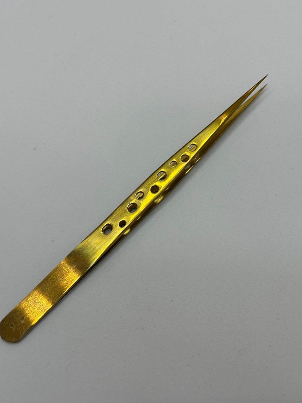 pinça cilios isolamento dourada com furinhos leefen