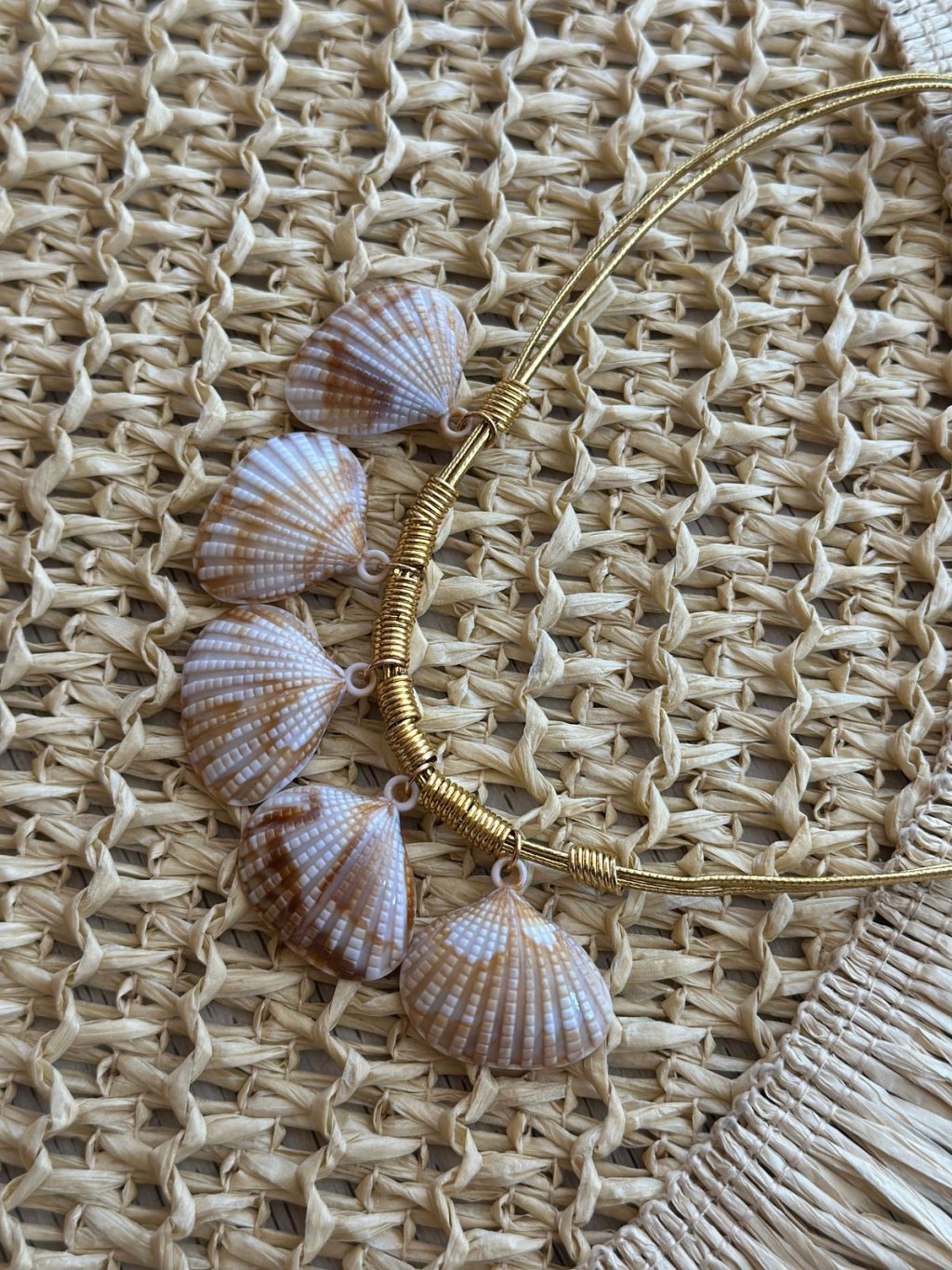 colar com pingente de conchas