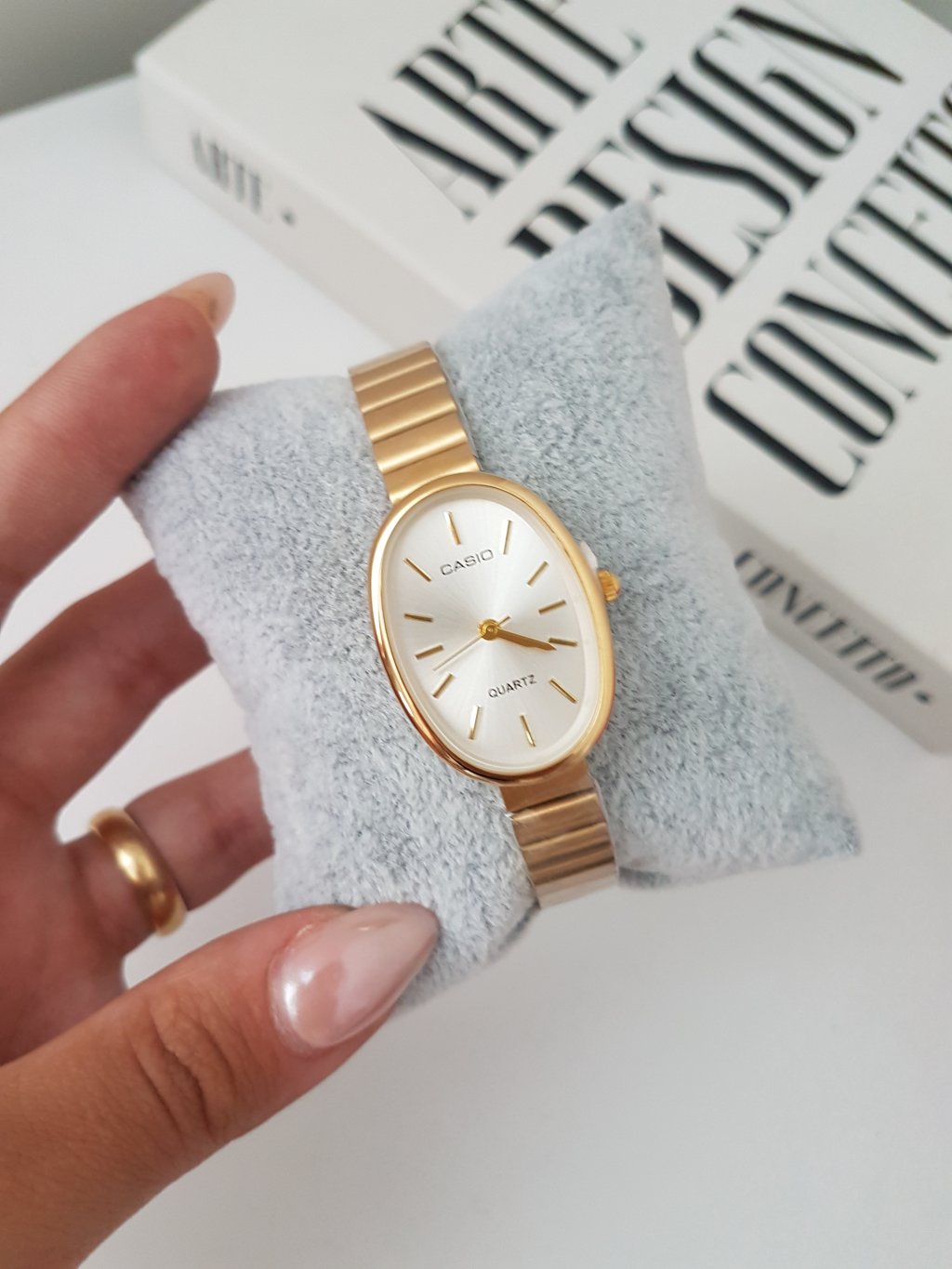 Casio Oval - Dour/Claro