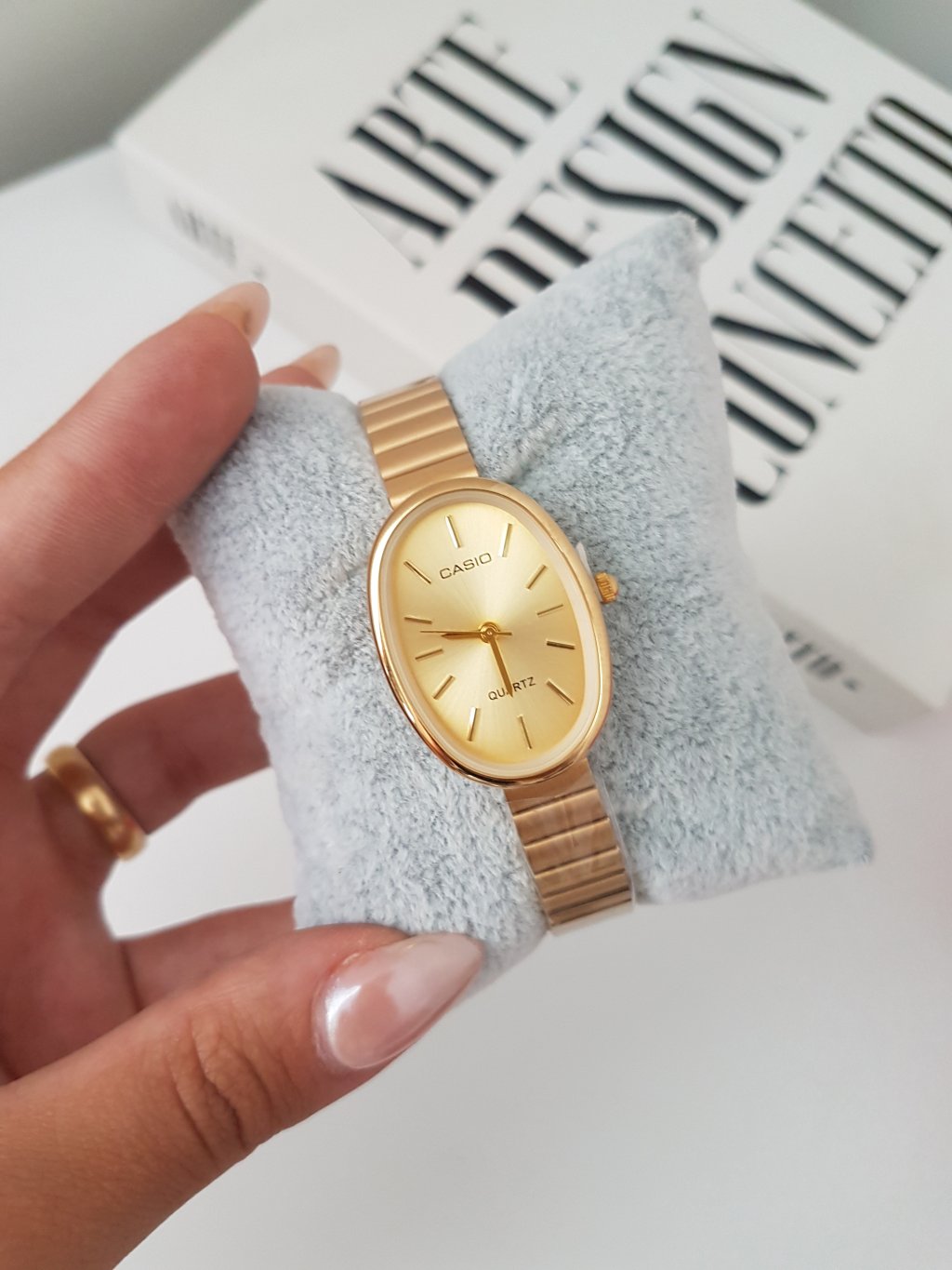 Casio Oval - Dourado