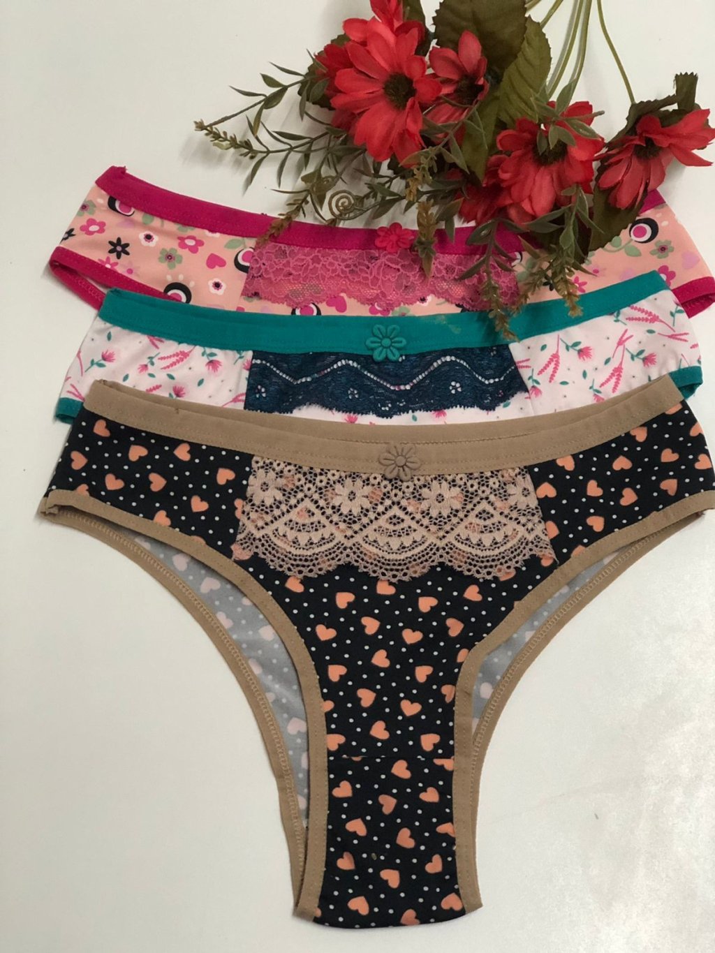 Calcinha renda pequena estampada