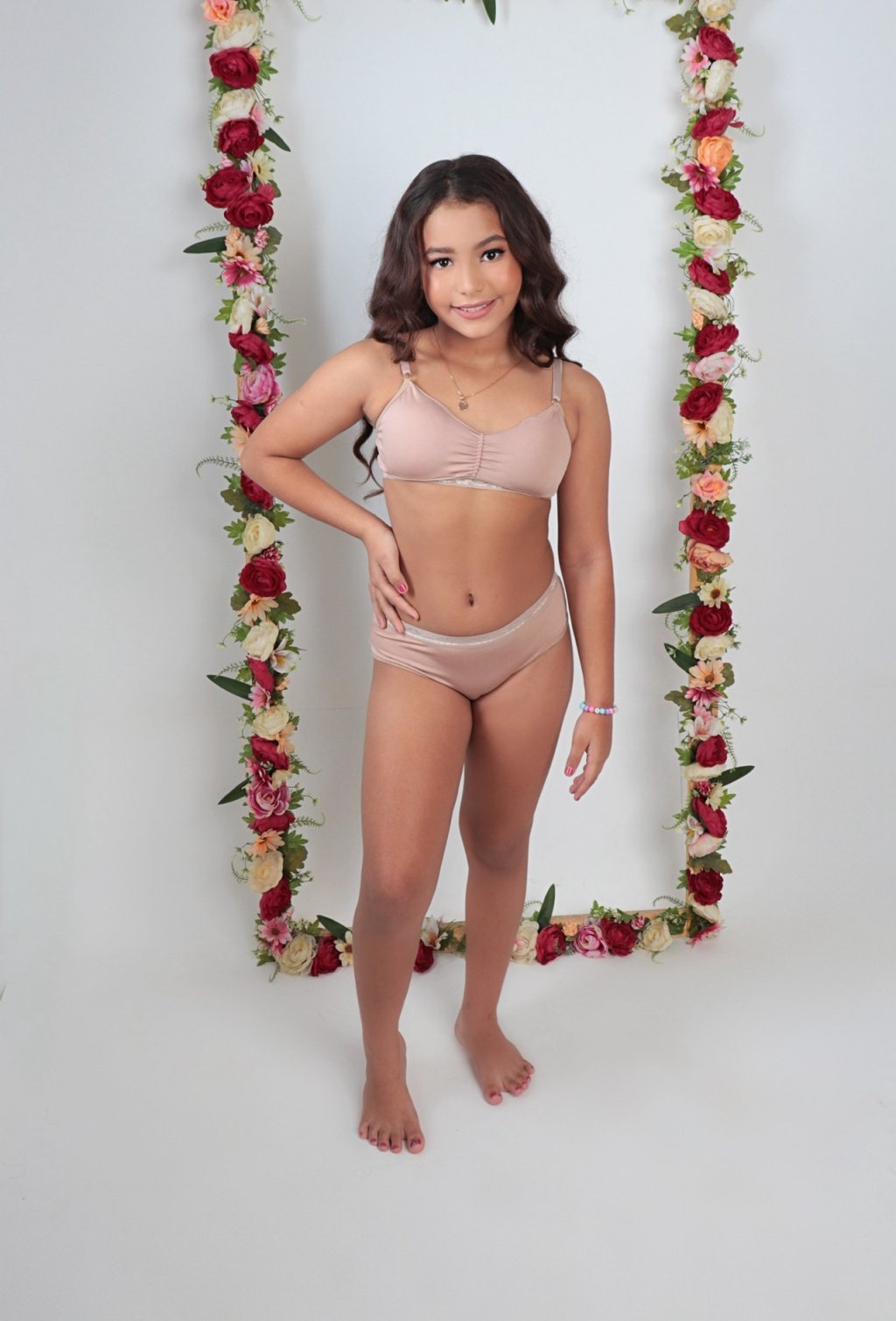 Menina moça com bojo removível liso