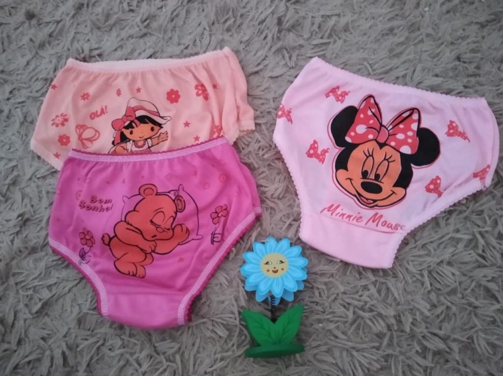 Calcinha infantil , desenho atrás 