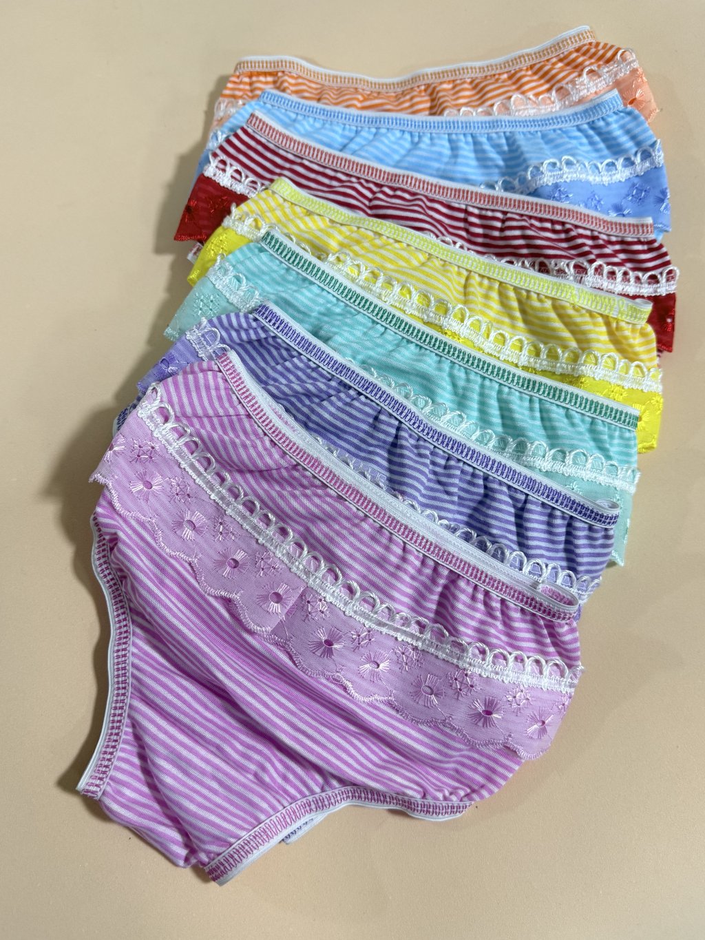 Calcinha bico listrada 